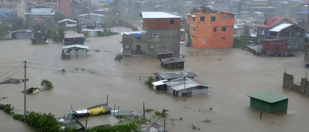 Schwere Überflutungen durch den Taifun Koppu auf den Philippinen.