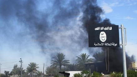 Eine Flagge des "Islamischen Staat" weht in Saadiya (Irak).