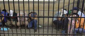 Diese Männer verhaftete die ägyptische Polizei im vergangenen Jahr - weil sie angeblich an einem Video für eine schwule Hochzeit mitwirkten.