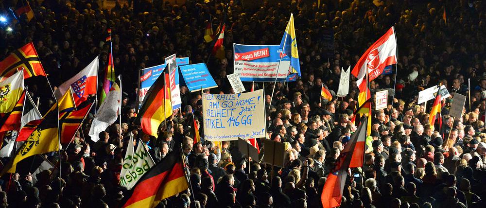 In mehreren Städten demonstrieren Anhänger der AfD gegen die Willkommenskultur. Hier ein Protestmarsch in Erfurt.