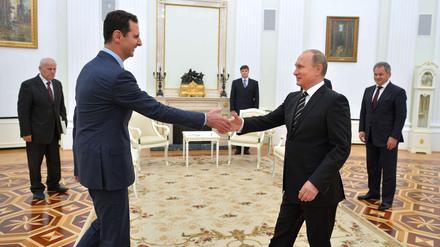 Waffenfreunde in Moskau: Der syrische Präsident Baschar al-Assad wird von Wladimir Putin begrüßt.