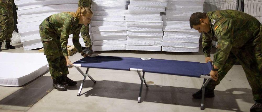 Die Bundeswehr hält Soldaten und Zivilangestellte als "helfende Hände" in Rufbereitschaft.