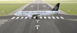 Arbeit beendet. Ein halbes Jahr wurde die Nordbahn in Schönefeld saniert. Am Sonntag können dort wieder Flugzeuge starten und landen. Dann geht die Südbahn außer Betrieb – bis der BER öffnet. Rund 50 Millionen Euro haben die Arbeiten gekostet.