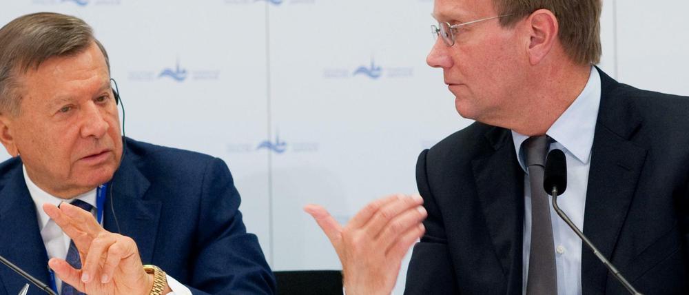 Wiktor Subkow (linls) und Ronald Pofalla (rechts) sind die Vorsitzenden des Petersburger Dialogs, der nach einem Jahr Pause in Potsdam zum ersten Mal wieder tagt.
