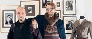 Gestandene Männer. Christian Kratzert und Jochen Pahnke feierten im Oktober ihr 30-jähriges Firmenjubiläum. An der Wand hinter ihnen kann man sehen, wie viel sie geschafft haben. 