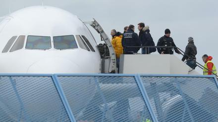 Abgelehnte Asylbewerber steigen in ein Flugzeug.