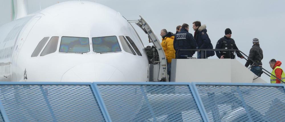 Abgelehnte Asylbewerber steigen in ein Flugzeug.
