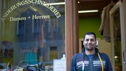 Tamer Mohamed vor seiner Werkstatt in der Spandauer Neustadt.
