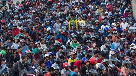 Hunderte Menschen stehen vor den Tankstellen in Kathmandu für Benzin an