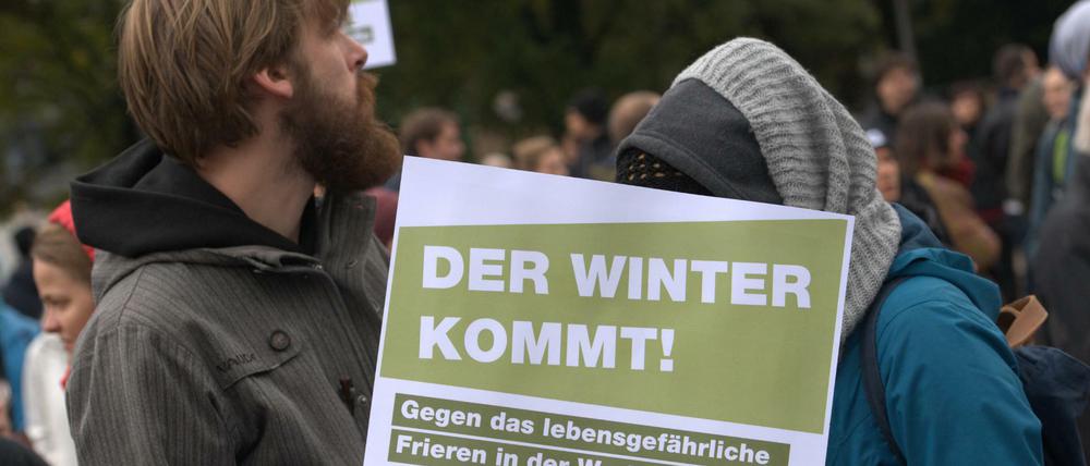 Die Unterstützer von "Moabit hilft!" demonstrieren gegen die Zustände beim Lageso in der Turmstraße.