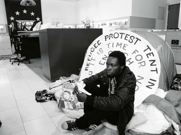 Patras Bino Bwansi 2015 bei einer Protestaktion von Flüchtlingen am Europäischen Haus in Berlin.