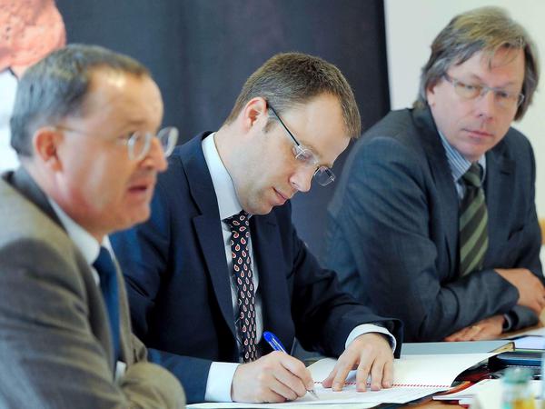 Der Berliner Ärztekammerchef Günther Jonitz (vorne links) neben Sozialsenator Mario Czaja (CDU) vor zwei Jahren. Die beiden haben auch in der Flüchtlingskrise viel gemeinsam zu tun.