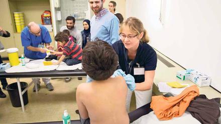 Mediziner helfen. Bisher ist die ärztliche Versorgung am Landesamt für Gesundheit und Soziales (Lageso) bei weitem nicht ausreichend. Das meiste wird von ehrenamtlich tätigen Ärzten geleistet. Jetzt soll die Charité die Behandlung der Flüchtlinge übernehmen. 
