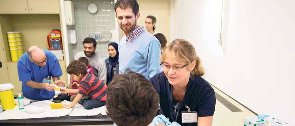 Mediziner helfen. Bisher ist die ärztliche Versorgung am Landesamt für Gesundheit und Soziales (Lageso) bei weitem nicht ausreichend. Das meiste wird von ehrenamtlich tätigen Ärzten geleistet. Jetzt soll die Charité die Behandlung der Flüchtlinge übernehmen. 