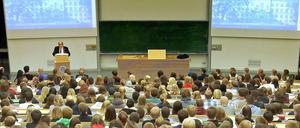 Professor oder Professorin werden. Bund und Länder sind sich einig, dass 1000 befristete Professuren für den Nachwuchs mit sicherer Perspektive auf eine feste Stelle geschaffen werden sollen. Über mehr Sicherheit für den Mittelbau gehen die Meinungen auseinander. 