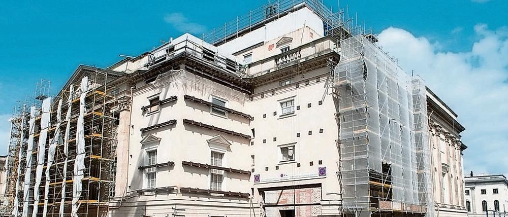 In Berlin ist die Sanierung der Staatsoper eins der größten öffentlichen Bauvorhaben. Die Kosten haben sich im Laufe der Arbeiten drastisch erhöht, ähnlich wie beim Bau der Elbphilharmonie in Hamburg. Die Hansestadt hat die Bauverträge auf seinem öffentlichen Datenportal veröffentlicht, sodass jeder Einblick nehmen kann. 
