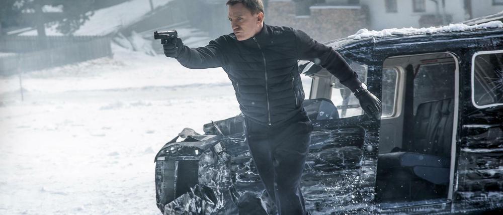 Daniel Craig als James Bond in einer Szene des Kinofilms "Spectre" in Obertilliach. Zum Dreh kam er per Helikopter. Der Film kommt am 5. November 2015 in die deutschen Kinos. 