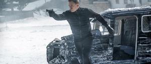 Daniel Craig als James Bond in einer Szene des Kinofilms "Spectre" in Obertilliach. Zum Dreh kam er per Helikopter. Der Film kommt am 5. November 2015 in die deutschen Kinos. 