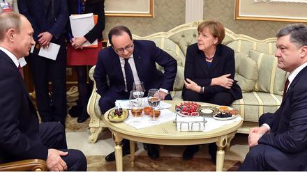 Die Einbeziehung Russland lohnt sich, trotz allem, sagt unser Gastautor, der CDU-Außenpolitikexperte Franz Josef Jung. Das Bild zeigt Wladimir Putin, Angela Merkel, Francois Hollande und Petro Poroschenko bei den Minsker Gesprächen im Februar 2015.