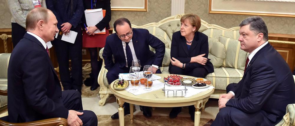 Die Einbeziehung Russland lohnt sich, trotz allem, sagt unser Gastautor, der CDU-Außenpolitikexperte Franz Josef Jung. Das Bild zeigt Wladimir Putin, Angela Merkel, Francois Hollande und Petro Poroschenko bei den Minsker Gesprächen im Februar 2015.