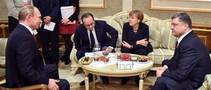 Die Einbeziehung Russland lohnt sich, trotz allem, sagt unser Gastautor, der CDU-Außenpolitikexperte Franz Josef Jung. Das Bild zeigt Wladimir Putin, Angela Merkel, Francois Hollande und Petro Poroschenko bei den Minsker Gesprächen im Februar 2015.