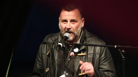 Der Mitbegründer der Pegida, Lutz Bachmann, spricht am 19. Oktober in Dresden während einer Demonstration. Der Präsident des Zentralrats der Juden, Josef Schuster, kritisiert nun die Pegida-Führung.
