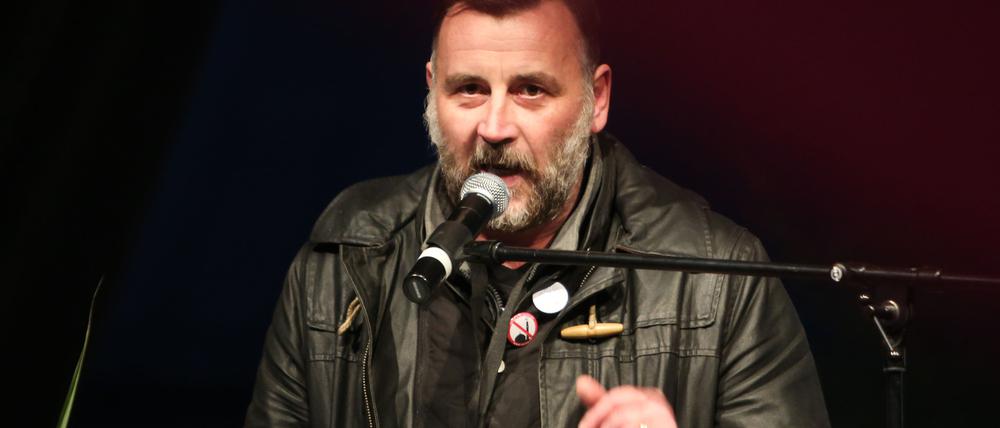 Der Mitbegründer der Pegida, Lutz Bachmann, spricht am 19. Oktober in Dresden während einer Demonstration. Der Präsident des Zentralrats der Juden, Josef Schuster, kritisiert nun die Pegida-Führung.