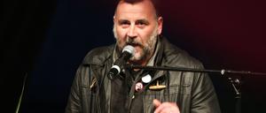 Der Mitbegründer der Pegida, Lutz Bachmann, spricht am 19. Oktober in Dresden während einer Demonstration. Der Präsident des Zentralrats der Juden, Josef Schuster, kritisiert nun die Pegida-Führung.