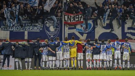 Wir wollen hüpfen, hüpfen, hüpfen... Herthas Spieler feiern den Auswärtssieg in Ingolstadt mit dem mitgereisten Anhang. 