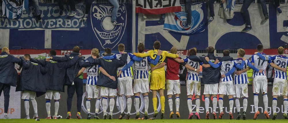 Wir wollen hüpfen, hüpfen, hüpfen... Herthas Spieler feiern den Auswärtssieg in Ingolstadt mit dem mitgereisten Anhang.