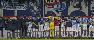 Wir wollen hüpfen, hüpfen, hüpfen... Herthas Spieler feiern den Auswärtssieg in Ingolstadt mit dem mitgereisten Anhang. 