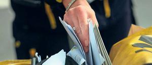 Insgesamt verschicken immer weniger Menschen Briefe. Ihr Geld verdient die Deutsche Post längst in anderen Segmenten.