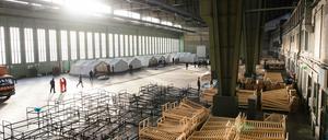 Doppelstockbetten aus Metall und Holz stehen in einem Hangar des ehemaligen Flughafen Tempelhof in Berlin für die Einrichtung einer Erstaufnahmeeinrichtung für Flüchtlinge.