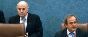 Nachfolge ausgeschlossen? Michel Platini (rechts) dürfte es schwer haben, Joseph Blatter als Fifa-Präsident zu beerben.