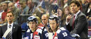 Die Eisbären und Trainer Uwe Krupp (hinten rechts), hier beim Saisonauftakt gegen Nürnberg, verlebten in Mannheim keinen erfolgreichen Abend. 