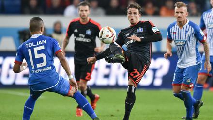 Hoffenheims Jeremy Toljan (l) und Hamburgs Nicolai Müller kämpfen um den Ball. 