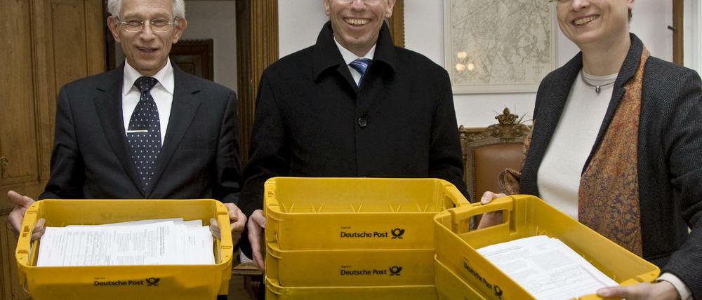 Ein Bild aus vergangenen Tagen: Norbert Kopp (links) und Cerstin Richter-Kotowski lächeln gemeinsam mit dem damaligen Vorsitzenden der Bürgerinitiative Pro-Reli.
