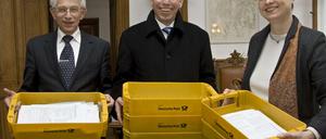 Ein Bild aus vergangenen Tagen: Norbert Kopp (links) und Cerstin Richter-Kotowski lächeln gemeinsam mit dem damaligen Vorsitzenden der Bürgerinitiative Pro-Reli. 