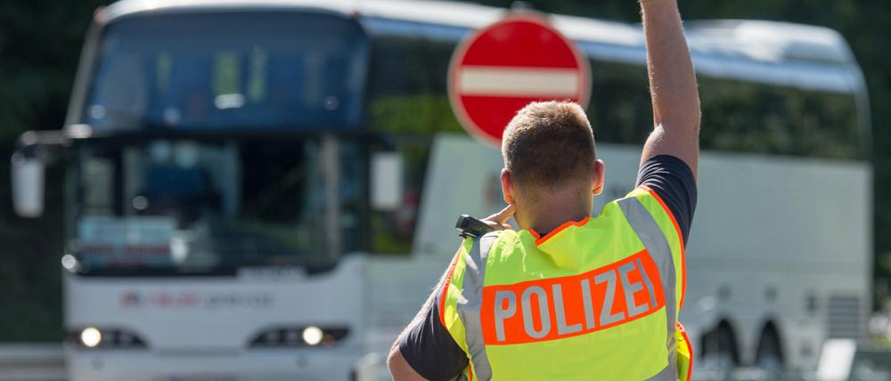 Wir können nicht alle aufnehmen, die zu uns wollen, sagt der Theologe Richard Schröder. Das Bild zeigt eine Grenzkontrolle kurz hinter der deutsch-österreichischen Grenze nahe Pocking in Bayern.