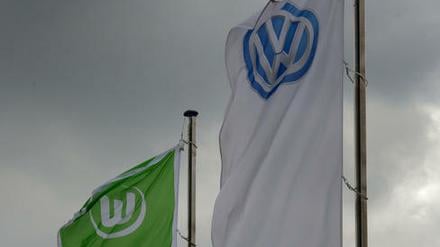 Noch nicht auf Halbmast: die Fahnen von VW und VfL.