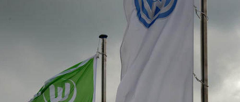 Noch nicht auf Halbmast: die Fahnen von VW und VfL.