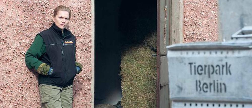 Auf Abstand.  Die Tierparkangestellte Charlie Rubin (Anna Loos) beobachtet die Ermittlungen der Polizei aus sicherer Entfernung