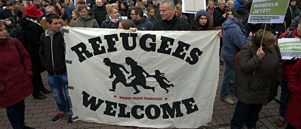 Die Unterstützer-Initiative "Moabit hilft!" demonstrierte in Berlin-Mitte.