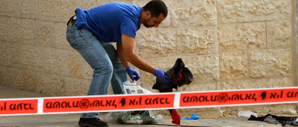Ein israelischer Polizist untersucht am Donnerstagmorgen den Tatort in der Stadt Beit Schemesch westlich von Jerusalem.