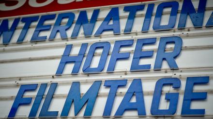 Die Kinotafel über dem Scala Filmtheater in Hof.