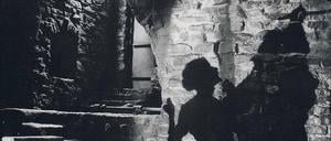 Früher Grusel. 1919 drehte Richard Oswald „Unheimliche Geschichten“. Der Fototgraf Karl Ewald begleitete den Regisseur am Filmset.