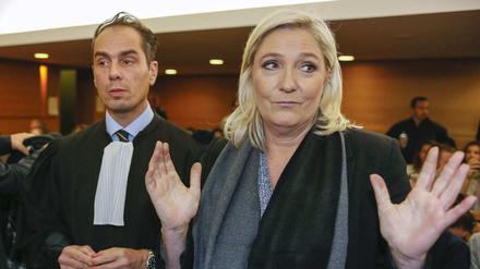 Marine Le Pen betritt in Begleitung ihres Anwalts den Gerichtssaal.