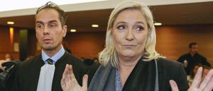 Marine Le Pen betritt in Begleitung ihres Anwalts den Gerichtssaal.
