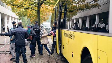Zwischenstation. Mit Bussen werden Neuankömmlinge zur Erstaufnahmeeinrichtung in der Bundesallee gebracht, die vor einer Woche eröffnet wurde. 