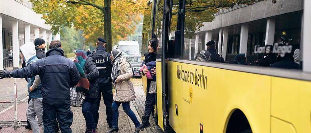 Zwischenstation. Mit Bussen werden Neuankömmlinge zur Erstaufnahmeeinrichtung in der Bundesallee gebracht, die vor einer Woche eröffnet wurde.